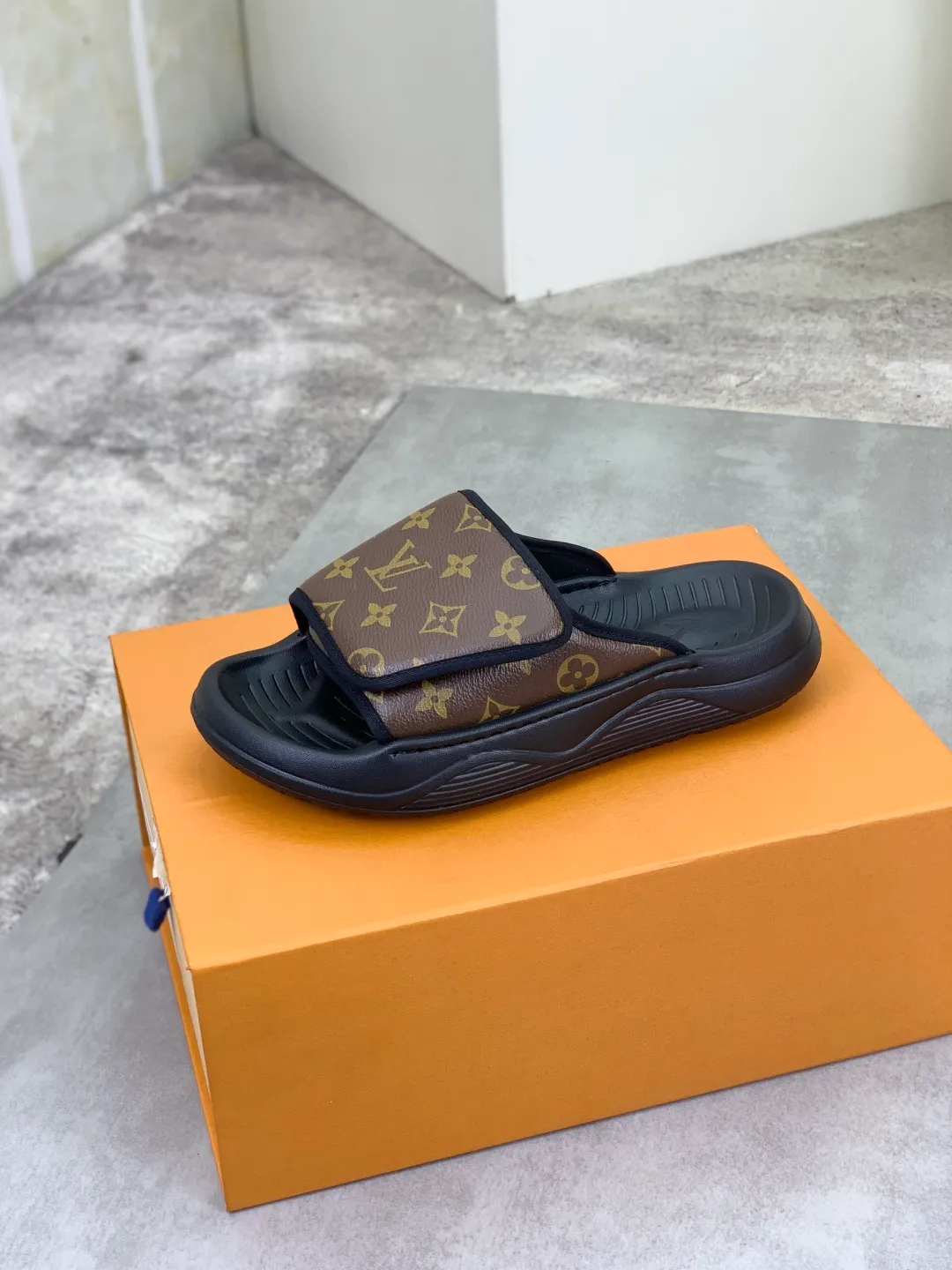 Men's shoes 💰P320💰【New style】🆘 Original quality 【LOUIS VUITTON】The popular Louis Vuitton LV men's slippers on the official website are on sale simultaneously! Original fabric imported from Italy. Original bottom provided by the original factory. Number of yards: 38-44 (customized to 45). Multiple colors to choose from. Fully packaged drawer box.